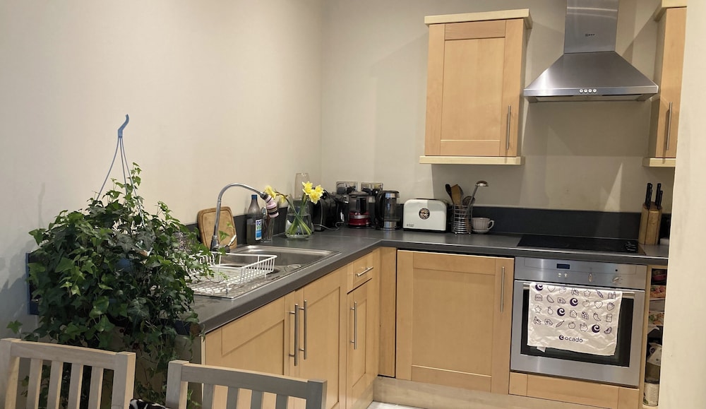 Bright London Retreat Near North Acton Tube