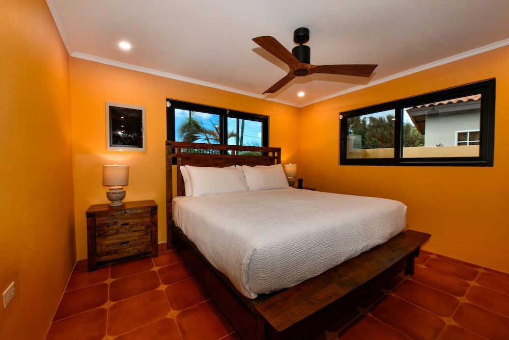 Newly Renovated! Polynesian Themed in Noord! view 5