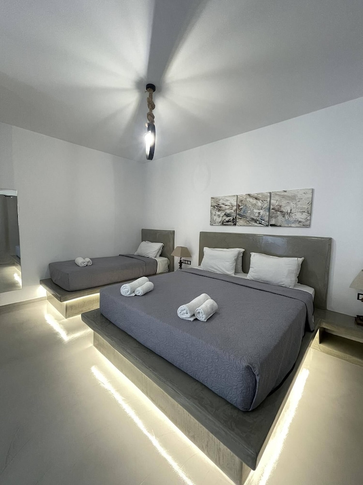 Zoumis Residence