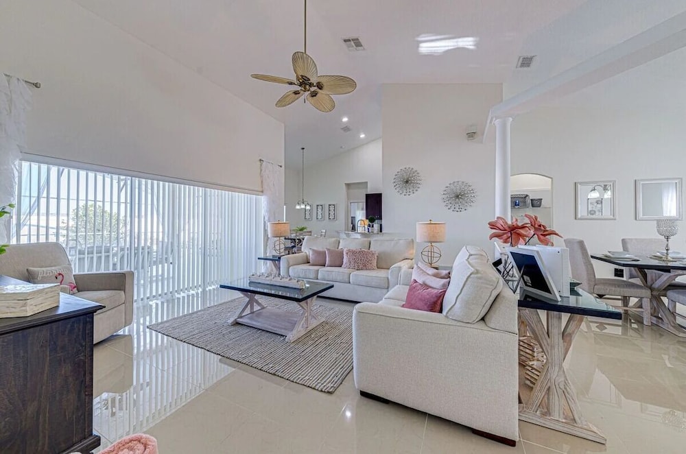 Elegant 4Br Retreat W/ Stylish Interior & Kitchen - Image 2