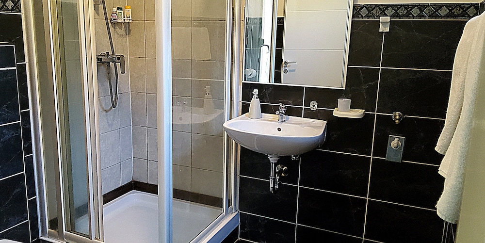 Apartment 5 Double Bed & Bidet Sleeps 2 Guests photo 2