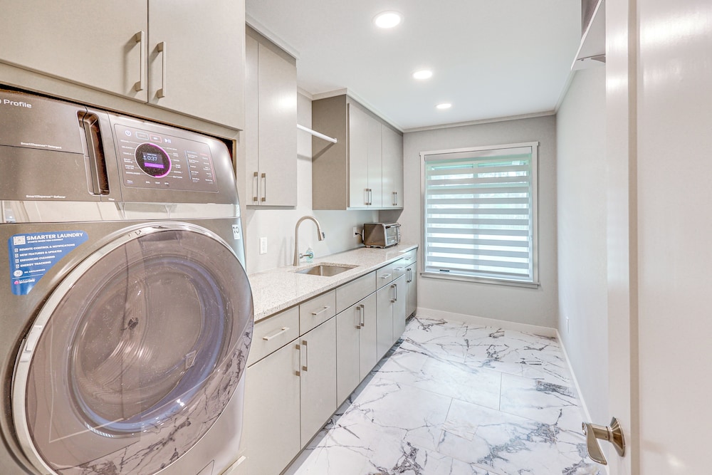 < 1 Mi to Sau: Newly Renovated Home w/ Yard!