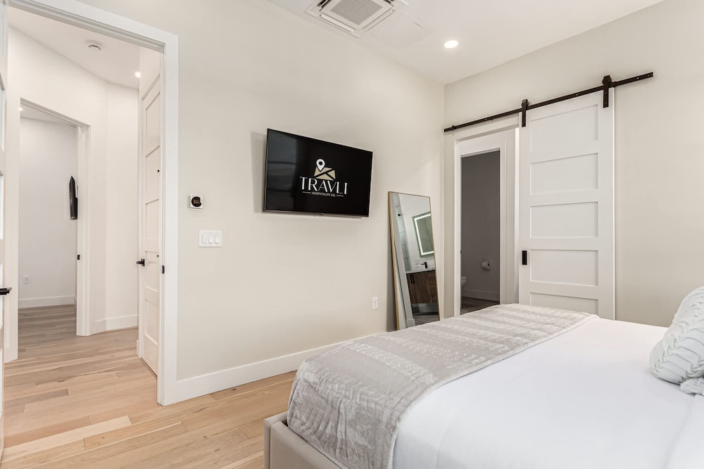 Papago Lux Townhouse 4level Oasis w Rooftop Lounge