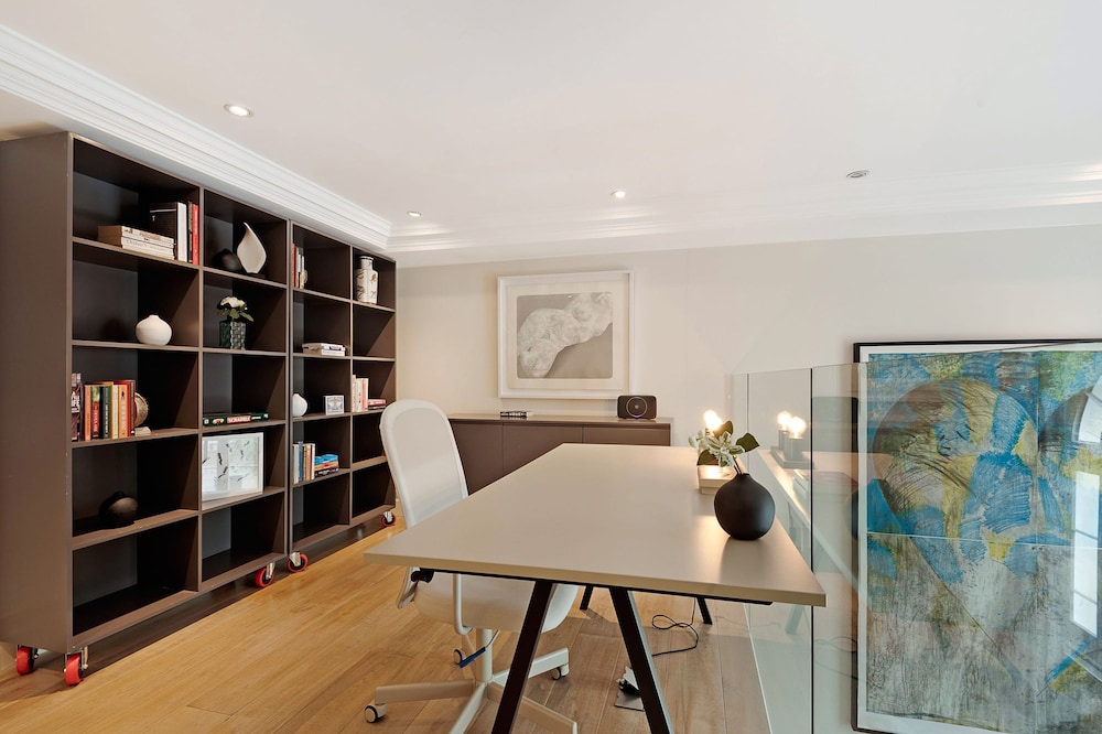 The Artists Hideaway-2 bed Mezzanine in Paddington - by Out of Office Lifestyle