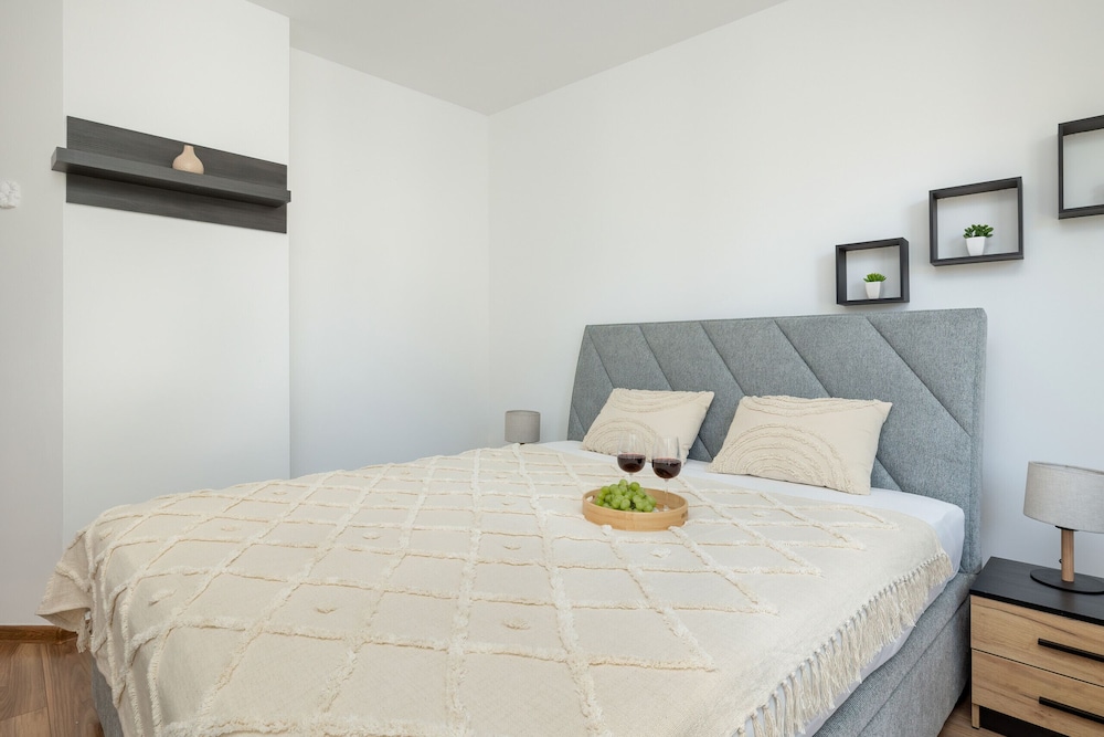 Spacious Family Apartment by Renters view 5