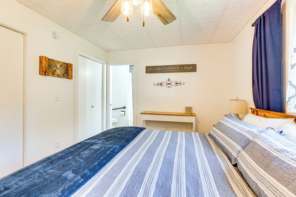 15 Mi to Downtown Sioux Falls: Gem w/ Yard!