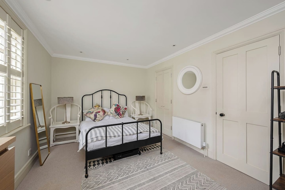 3-bed Home w Private Parking Fairytale Garden