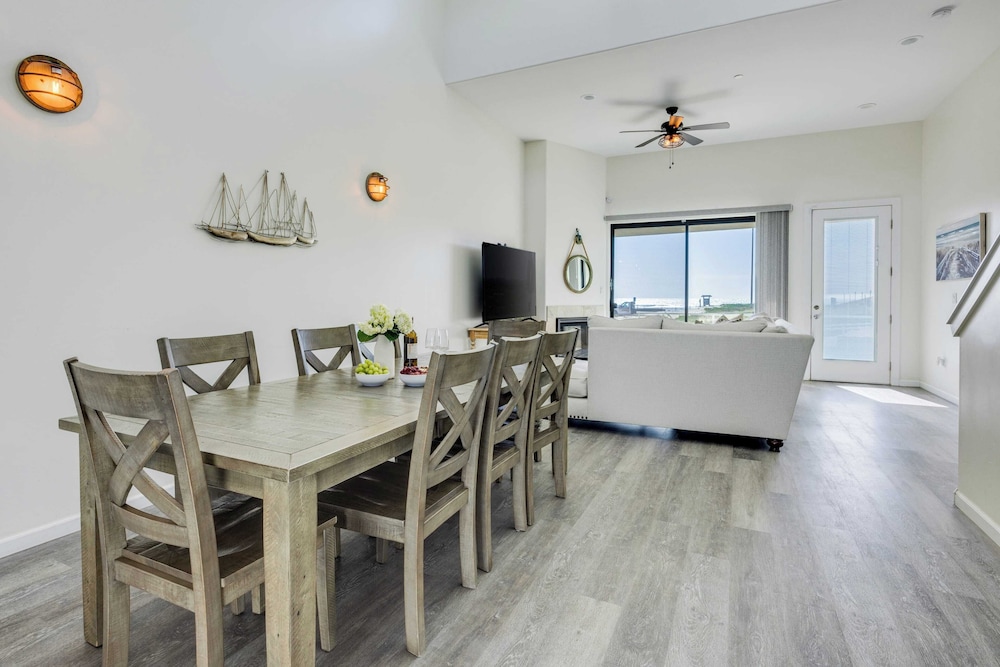 Beachfront 2BR w/ Deck, Views & Direct Sand Access Strand Way A