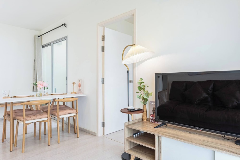 2BR 7 Mins Walk to BTS Bill Included