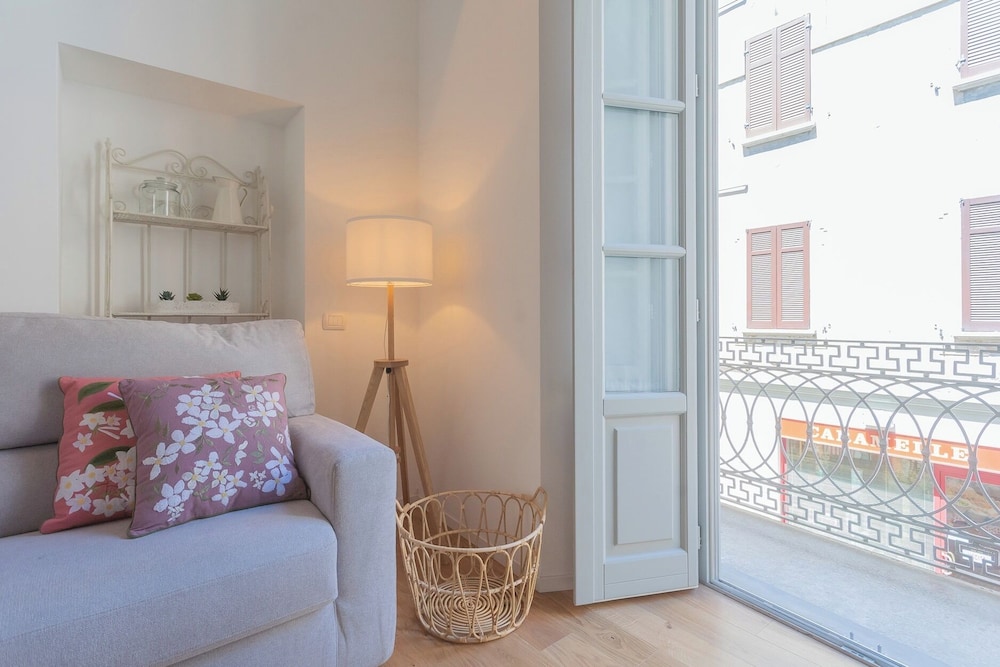 Independence Apartment With Balcony by Rent all Como