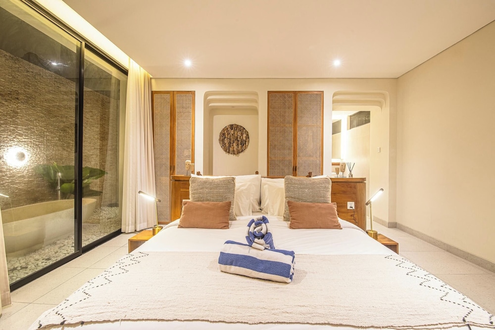 Chic 4-br Villa in Central Seminyak, Beach 5 Mins