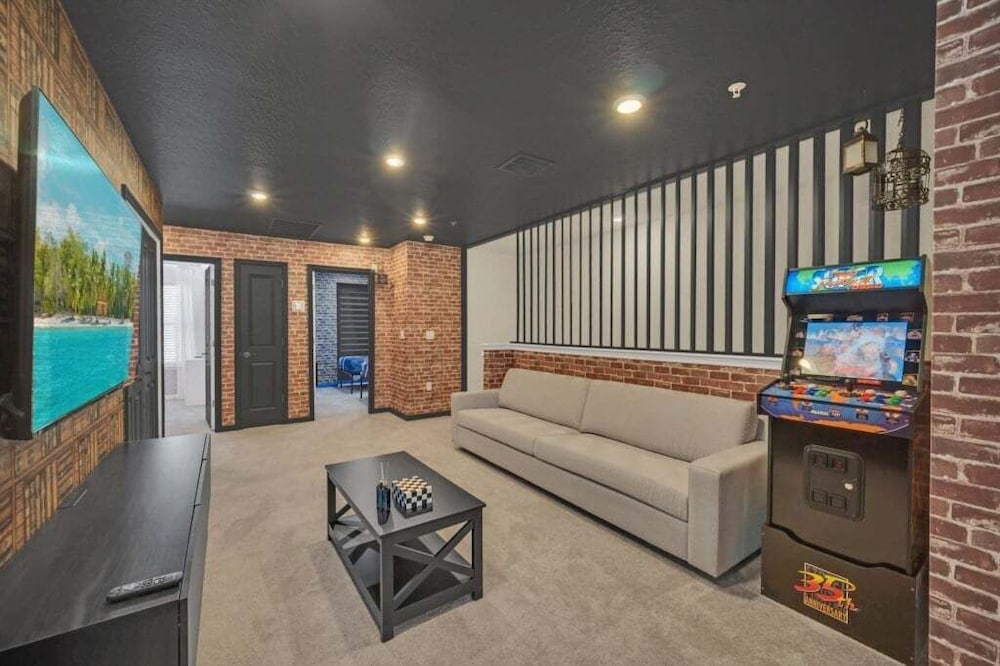 Luxury Home With Splash Pool 5 Bed Townhome! 5 Bedroom Townhouse