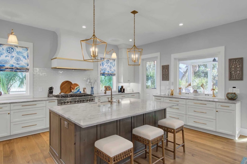 Walk to the Beach + Private Pool, Rooftop Terrace, Balcony 3602 Cameron
