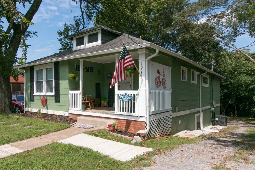 Clarksville Cottage on Crossland