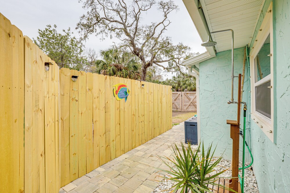 Walk to Beach: Getaway w/ Fire Pit in St Augustine