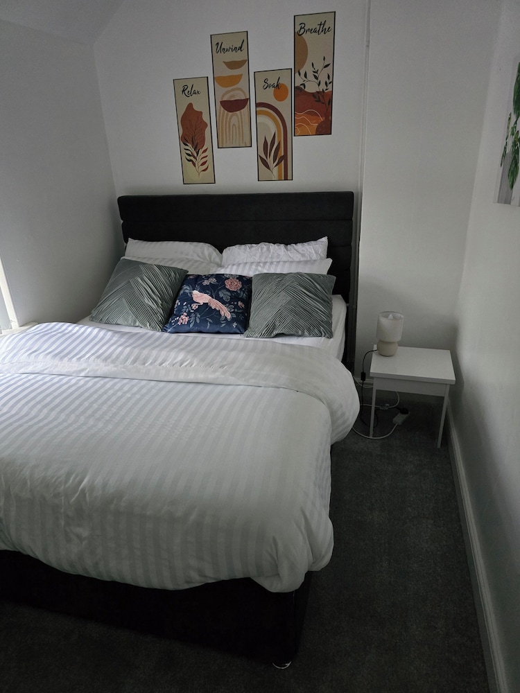 3 Bed House - Sleeps 5 - Pets - Garden - Parking