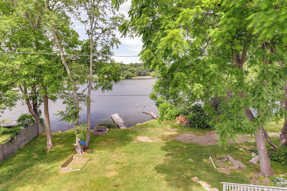 Lakefront Cottage 2 Mi to Palladium in Worcester!