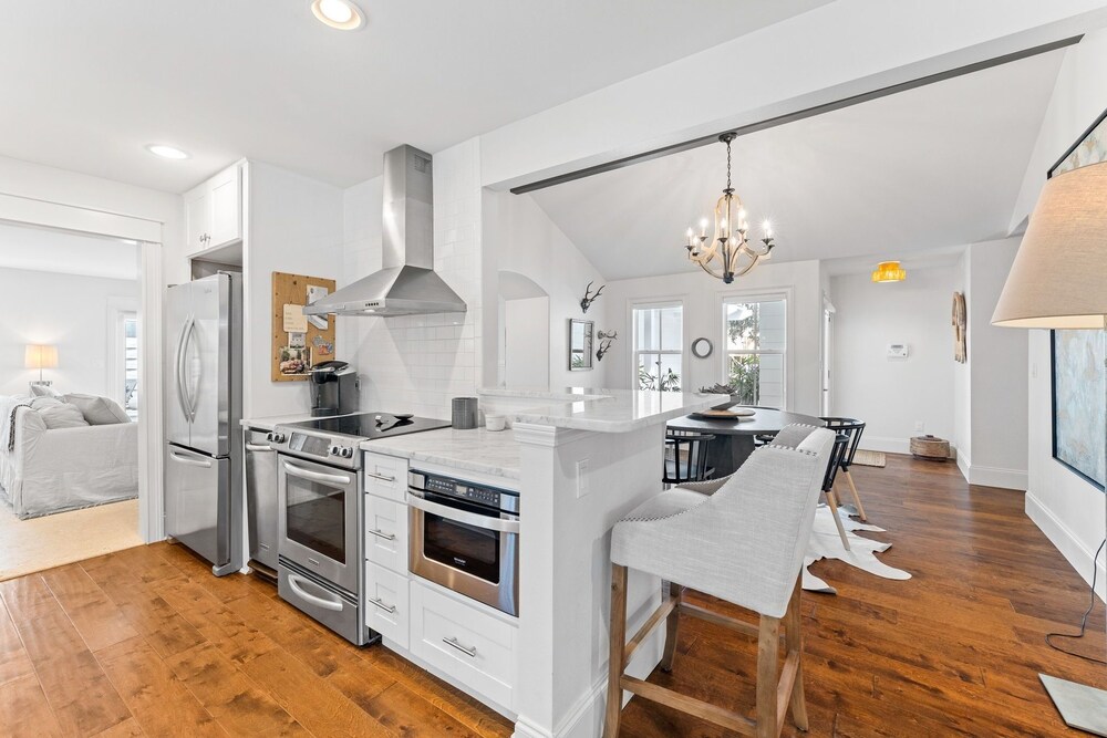 Hobnob In Old Seagrove \ Private Pool, Golf Cart, Close To Seaside 5 Bedroom Home by RedAwning view 5