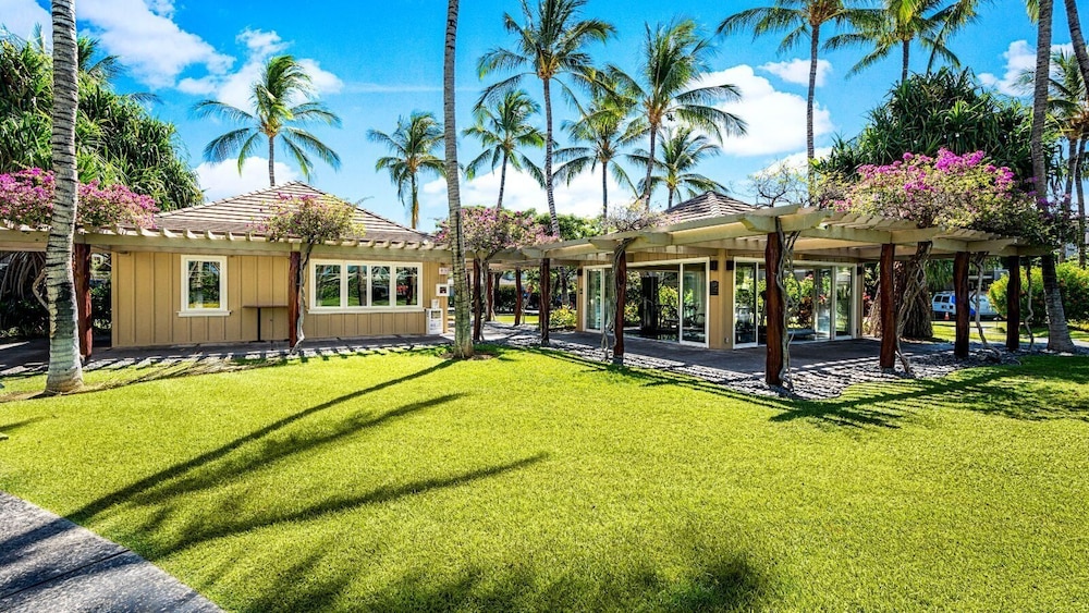Top-floor Condo w/ Golf and Mountain Views - Pool, Gym, Wifi - Vrkcv