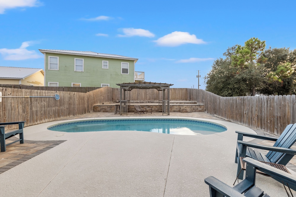 Spacious 4-bed, 3-bath Beach House Sleeps 12 for the Perfect Getaway