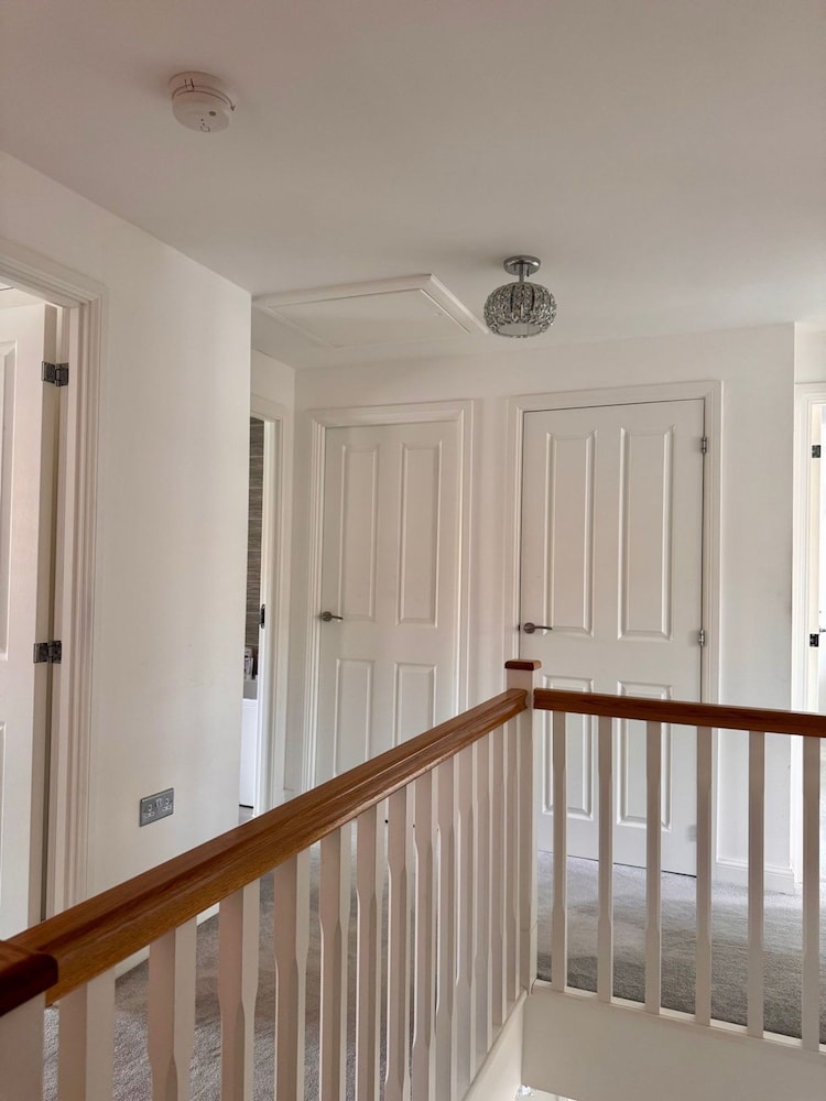 Luxurious Majestic 4 Bedroom- Free Parking