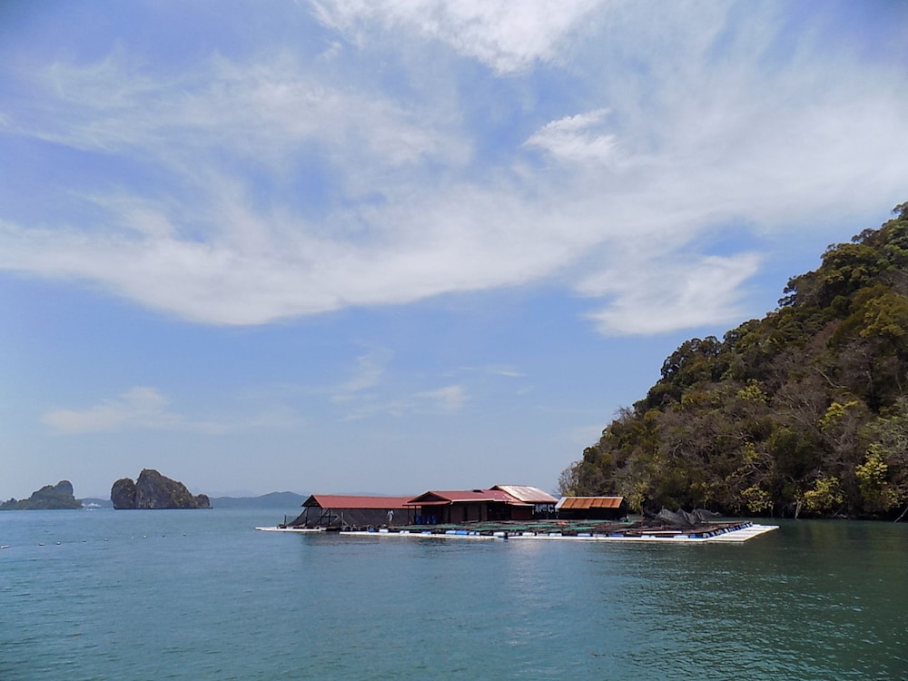Terapung Hotel & Fish Garden