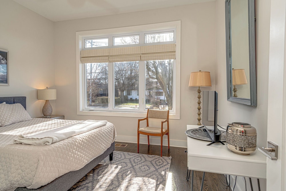 Cultured Coach - Mins to Broadway - Private Rooftop