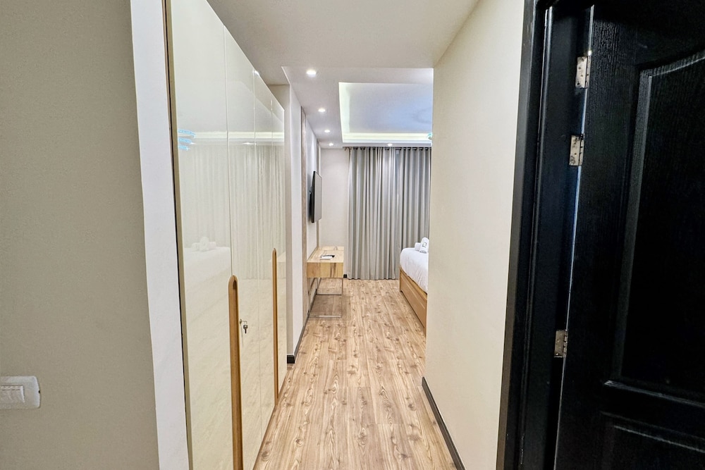Calm & Classy 2BR - 5 min to Airport