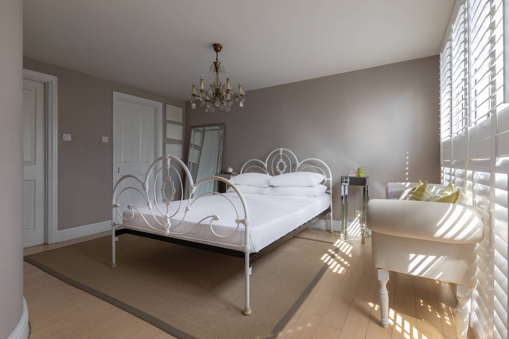 Tetcott Road by Onefinestay