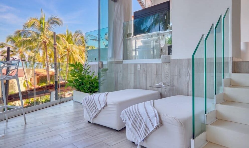 Luxury 1BR APT - Beach View - Jacuzzi - King Bed