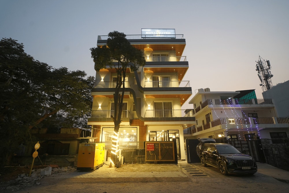 Royal Raven Hotel And Banquet