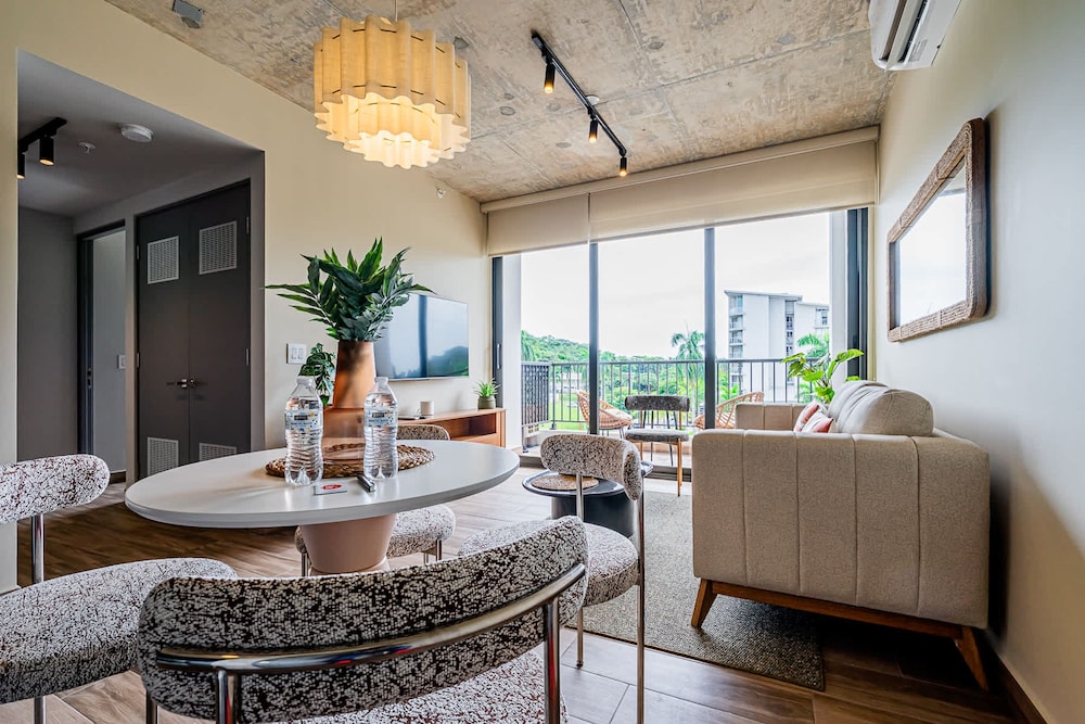 w Modern 2BR w Great Deco in Centriqo