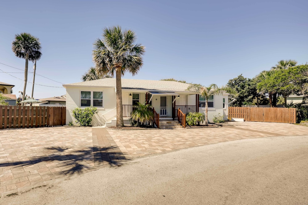 St Augustine Cottage w/ Fire Pit - Walk to Pier! view 4