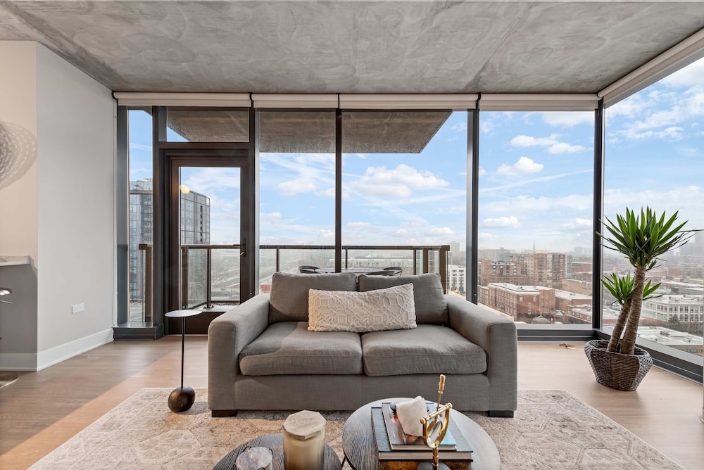 West Loop Retreat High-end Walk to Everything