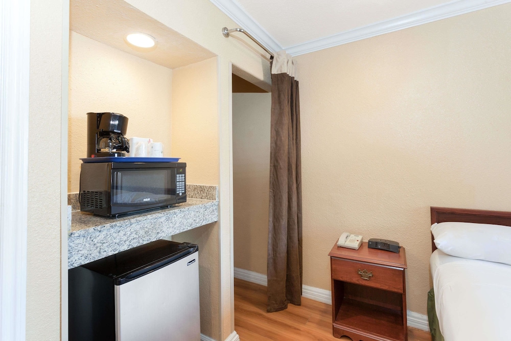 Travelodge by Wyndham El Cajon - Property Image 3