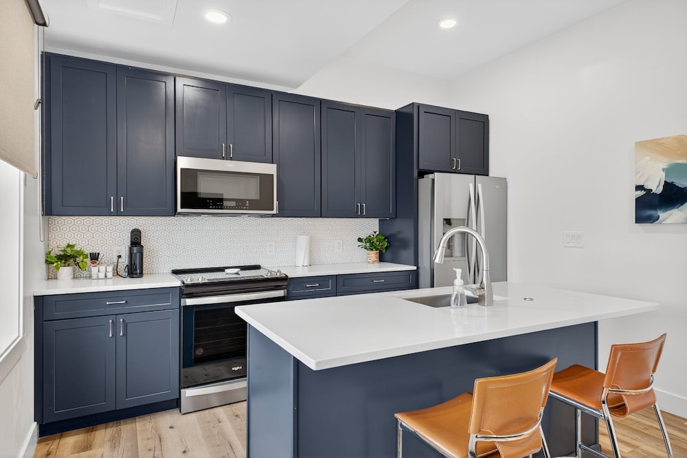 Stylish Downtown Unit With Historic Charm 2 Bedroom Apts