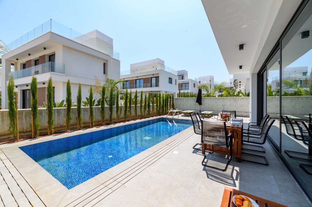 By The Beach - Sunstone Seaview Villa