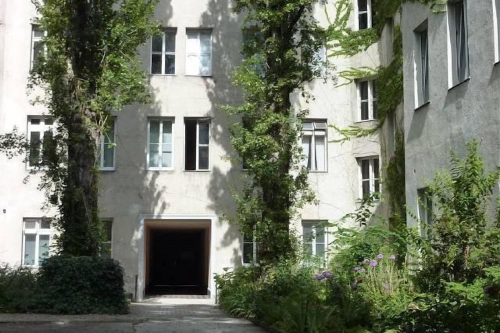 GoVienna Small Modern Apartment