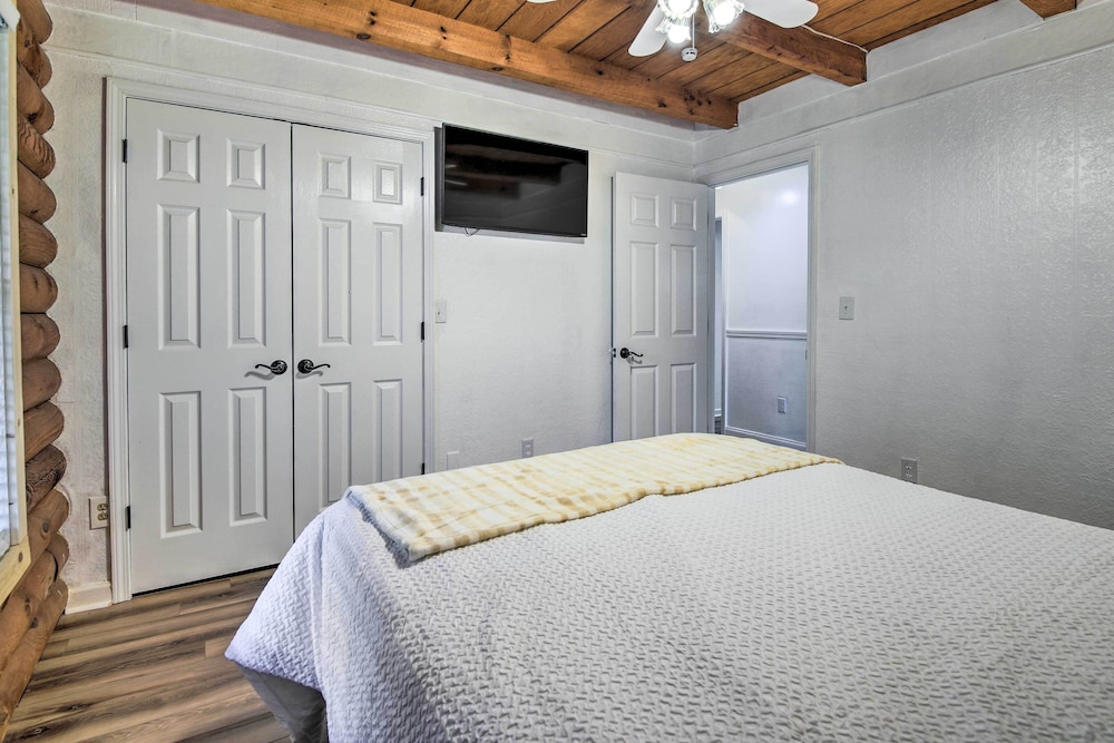 Pet-friendly Gatlinburg Cabin w/ Hot Tub!
