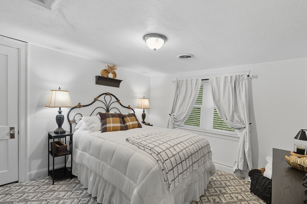 St. Louis Retreat With Game Room & Yard 3 Bedroom Home