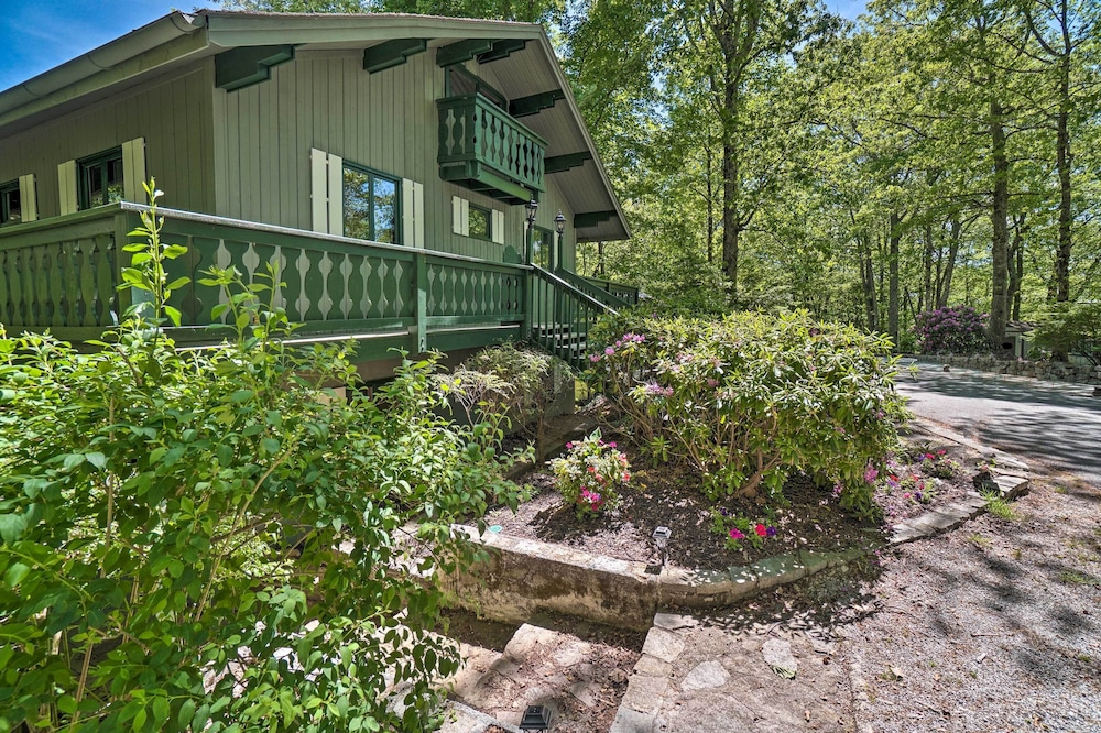 Serene Sky Valley Family Chalet w/ Fireplace view 4