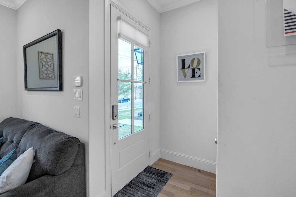 Modern 3br In Bishop Arts Walk To Shops & Dining 3 Bedroom Duplex