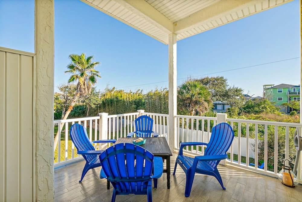 Perfect Beach House 2min Walk With Heated Pool and Hot Tub 4 bed 3 Bath With Pet Friendly