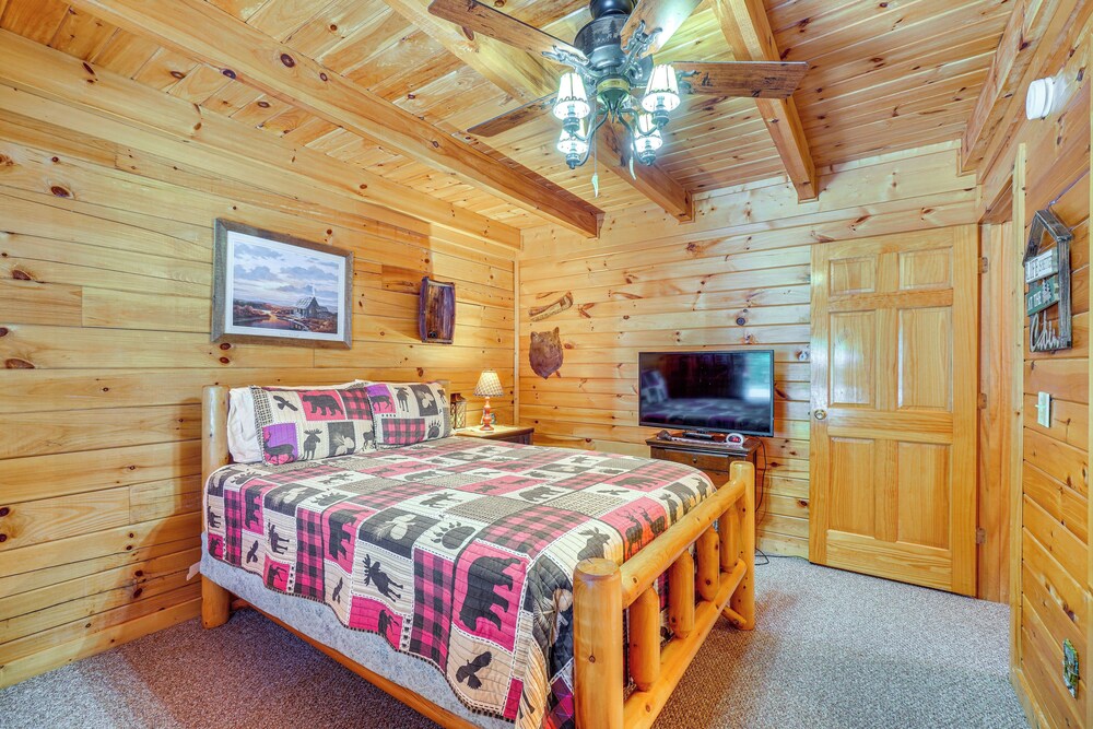 Cozy Cabin w/ Hot Tub < Half-mi to Douglas Lake! view 5