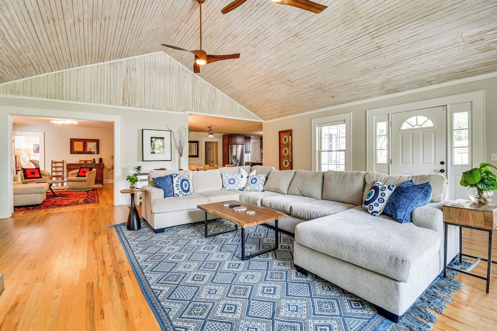 Mtn Views, Deck, Porches & Patio: Asheville Escape
