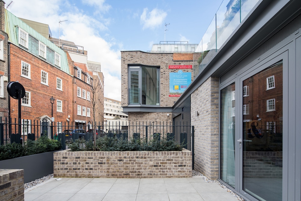 VI Castle Lane