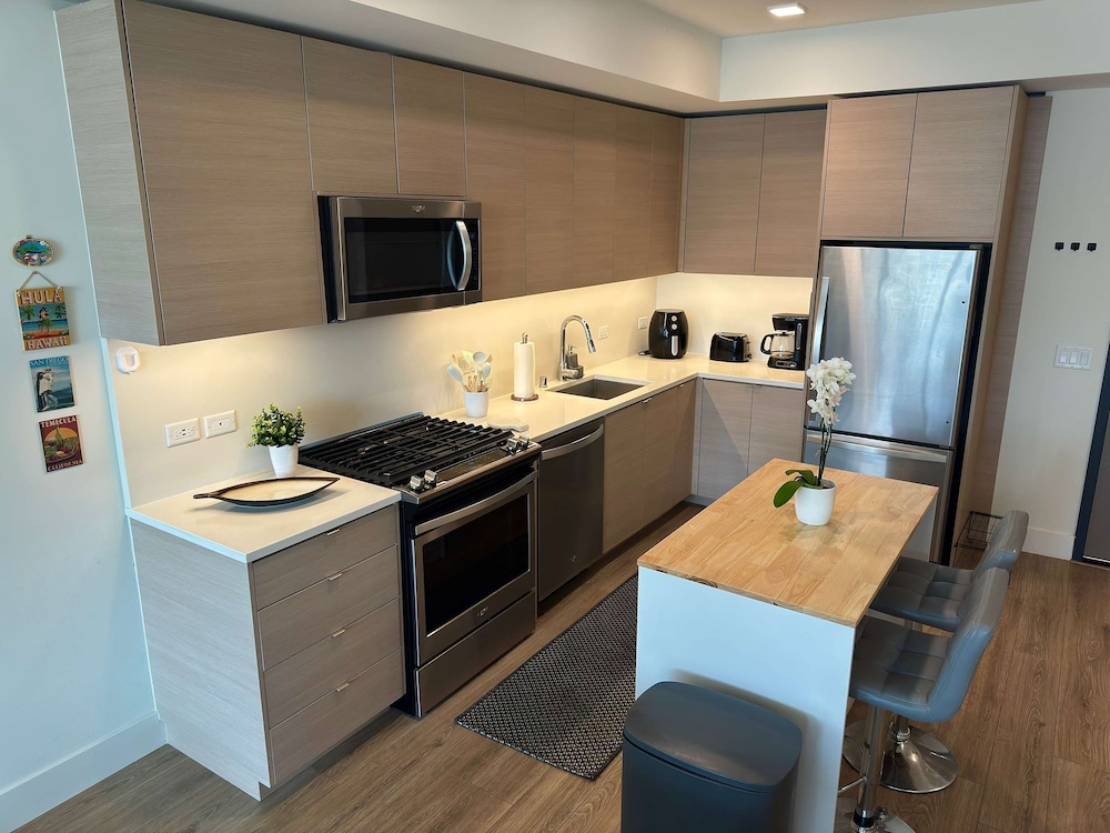 NEW Upscale Downtown San Diego Stay Queen Bed Pool Sauna