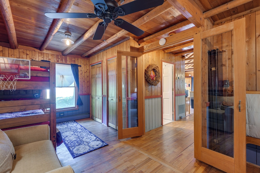Lakefront Log Cabin Retreat w/ Hot tub + Kayaks!