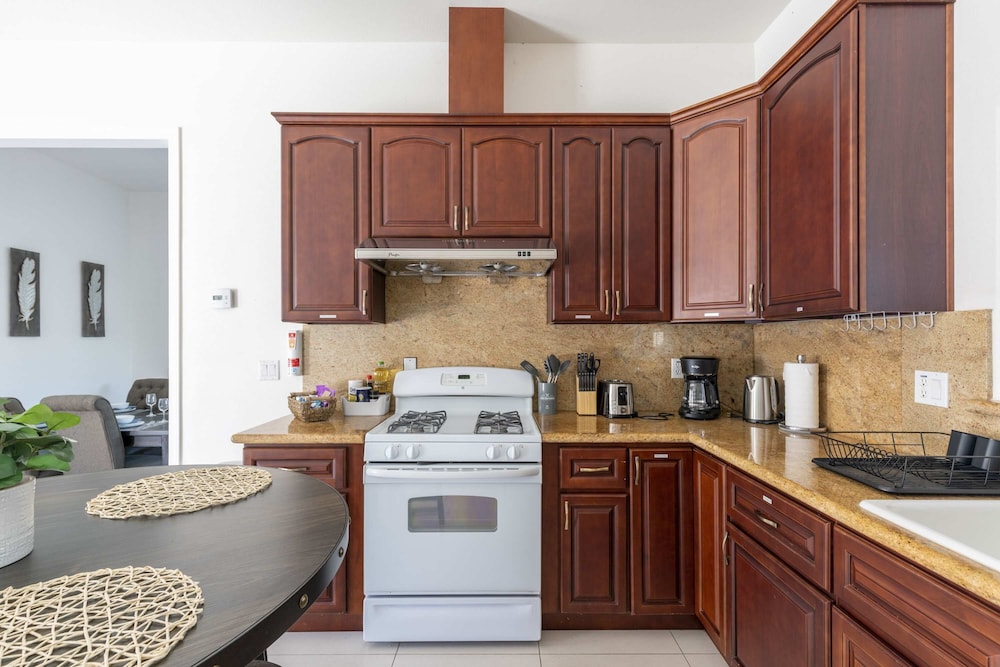 Elegant Retreat Modern Comforts, Prime Location