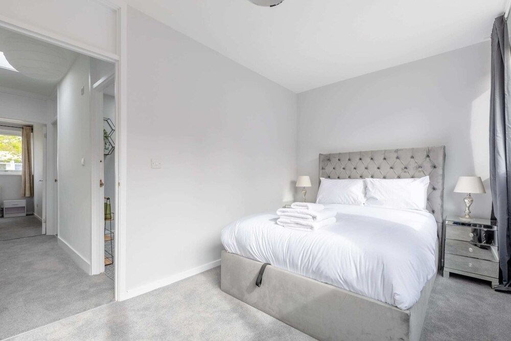 Newly Renovated 3BD Home, Islington!